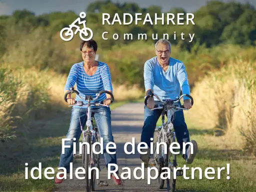 Ein älteres Paar radelt glücklich auf einem Feldweg. Die "Radfahrer Community" lädt ein, den idealen Radpartner zu finden.