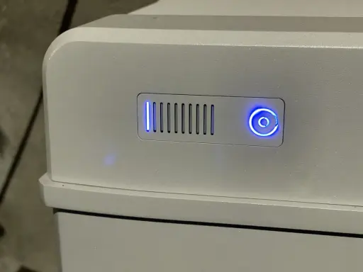 Grå enhet med blå indikatorlampor, troligen ett batteri för solceller 20kW.