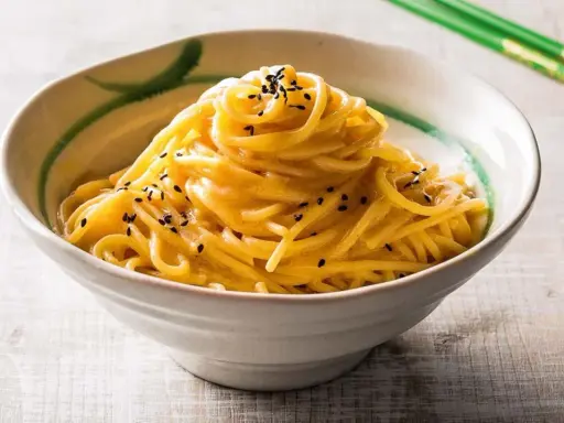 Nudeln mit cremiger Miso-Paste-Sauce, bestreut mit schwarzen Sesamsamen. Ein köstliches Gericht, inspiriert von Miso Paste Rezepten.