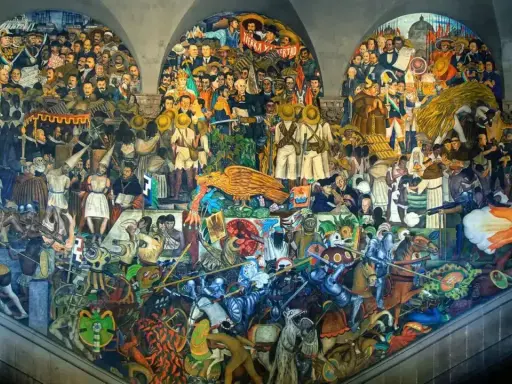 Detalle de los **Diego Rivera murales** que narran la historia de México, con escenas de batallas, figuras históricas y símbolos nacionales.