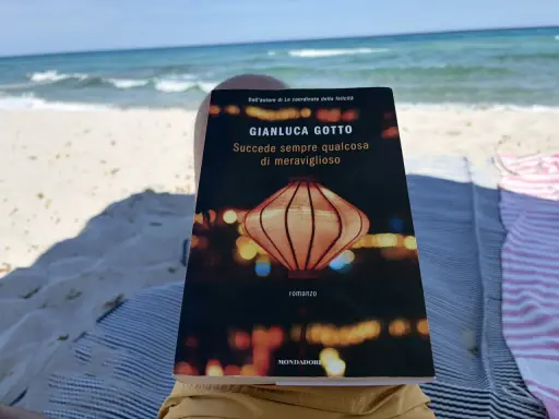 Sulla spiaggia, un libro di Gianluca Gotto, "Succede sempre qualcosa di meraviglioso", promette storie incantevoli tra il rumore delle onde.