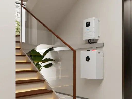 En modern trappa med en växelriktare och ett batteri monterade på väggen, redo för solenergi.
