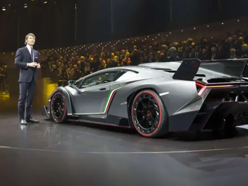 Ein Mann präsentiert den Lamborghini Veneno. Der Lamborghini Veneno Preis ist astronomisch, aber die Exklusivität rechtfertigt ihn.