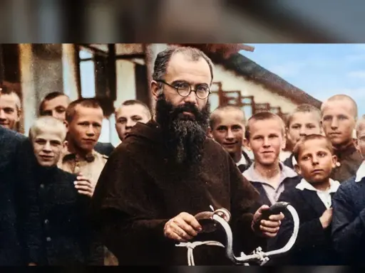 Święty Maksymilian Kolbe w otoczeniu chłopców, z charakterystyczną brodą i okularami, trzymający fragment roweru.