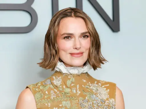 Keira Knightley mit einem schulterlangen, gewellten Bob, der ihre modernen **haar styles** unterstreicht.