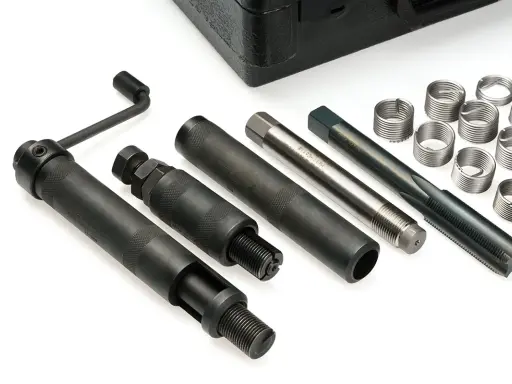 Herramientas para reparar roscas dañadas, incluyendo un juego helicoil.