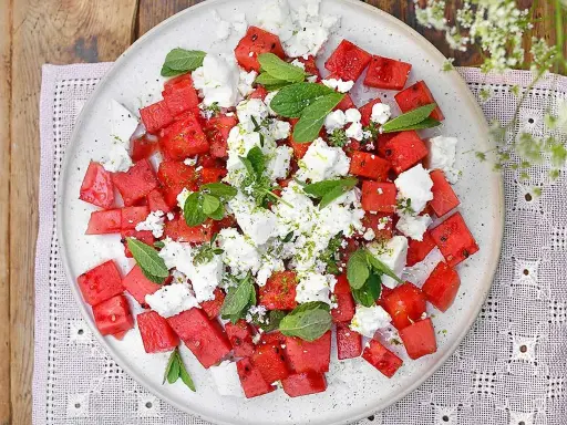 En uppfriskande melon och fetaostsallad med mynta och lime. Perfekt sommarbuffé!