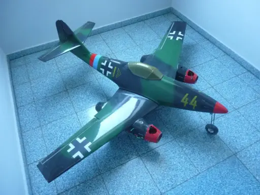 Ein detailgetreues RC-Modell einer Me 262 im Tarnmuster. Die gelbe "44" auf der Nase und die schwarzen Balkenkreuze sind gut erkennbar.