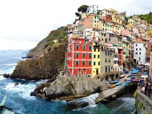 Case colorate aggrappate alla scogliera, barche blu nel porticciolo. Ecco dove si trovano le Cinque Terre, un incanto ligure.
