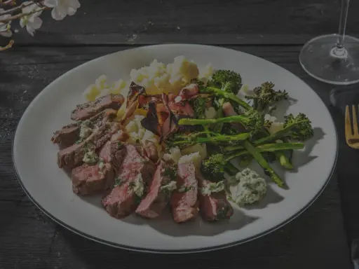 Perfekt gebratenes Hirschsteak mit Kartoffelpüree, Brokkoli und Kräuterbutter. So gelingt Hirschsteak richtig braten.