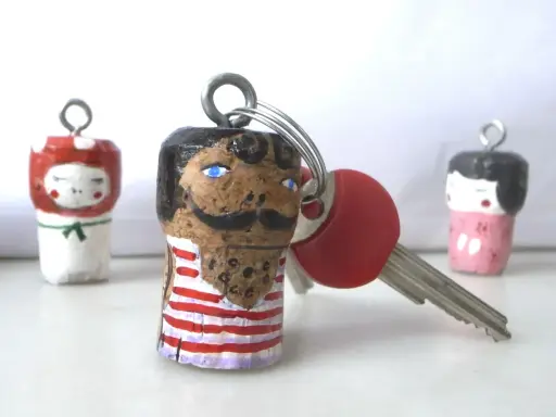 Portachiavi fatti a mano con tappi di sughero, un'idea per un lavoretto festa del papà infanzia.