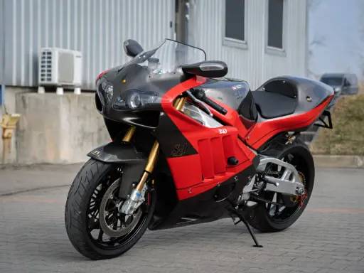 Sportowy motocykl z Japonii, czerwono-czarny, z elementami z włókna węglowego, gotowy do jazdy.