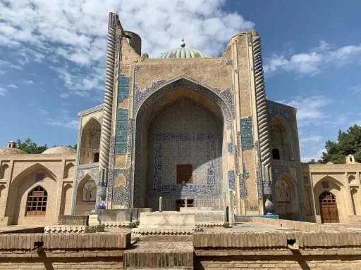 Verfallene Pracht in Balkh, Afghanistan. Ein Mausoleum mit blauen Kacheln und einem gedrehten Turm, Zeuge vergangener Zeiten.