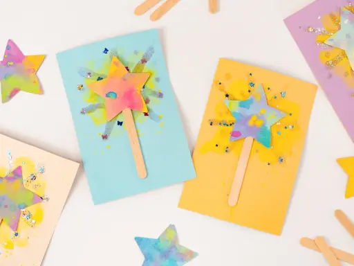 Bunte Sternenstäbe mit Glitzer, perfekt für eine **Einladung Kindergeburtstag basteln**. Kleine Kunstwerke für magische Momente.