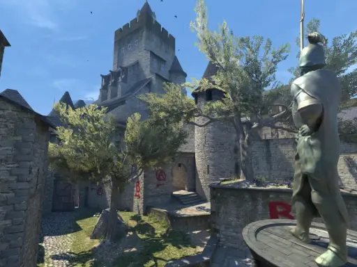 Dziedziniec zamku w CS:GO, z kamienną rzeźbą rycerza i brukowaną ścieżką.