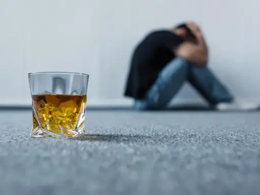 Szklanka whisky i zrozpaczony mężczyzna. Psycholog pyta alkoholika: "Co Cię tu sprowadza?".