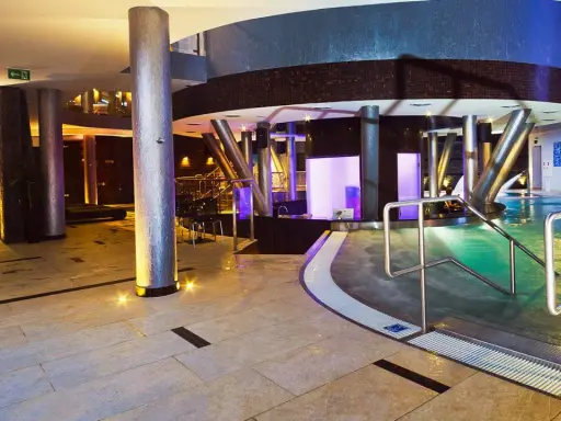 Urodziny w SPA: Pakiety, ceny i planowanie Twój przewodnik!