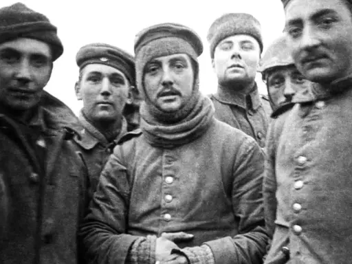 Fünf Soldaten in Uniformen, die an den Ersten Weltkrieg erinnern. Wer gewann den ersten Weltkrieg? Diese Männer könnten es wissen.