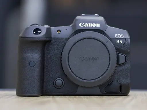 Czarny aparat Canon EOS R5 z obiektywem na bagnecie.