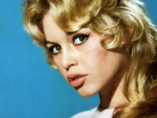 Ikona kina, Brigitte Bardot, jedna z najsłynniejszych francuskich gwiazd porno, z charakterystyczną fryzurą i makijażem.