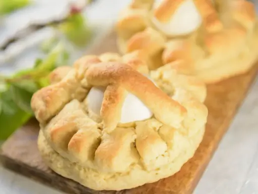 Dolci pasquali pugliesi con uova, un'antica tradizione che profuma di festa e famiglia.