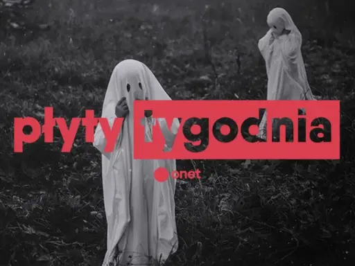 Dzieci w przebraniach duchów, jak z horroru, na tle traw. Tekst "płyty tygodnia" i logo Onet.