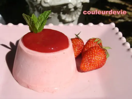 Délicieuse glace aux fruits rouges sans sorbetière, garnie de coulis et de menthe fraîche, accompagnée de fraises sur une assiette rose.