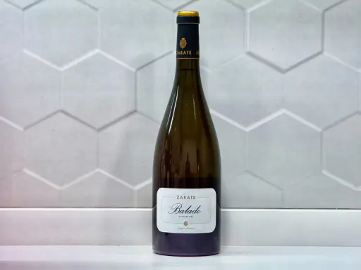 Botella de Zarate Balado Albariño, uno de los tipos de vinos gallegos más apreciados.