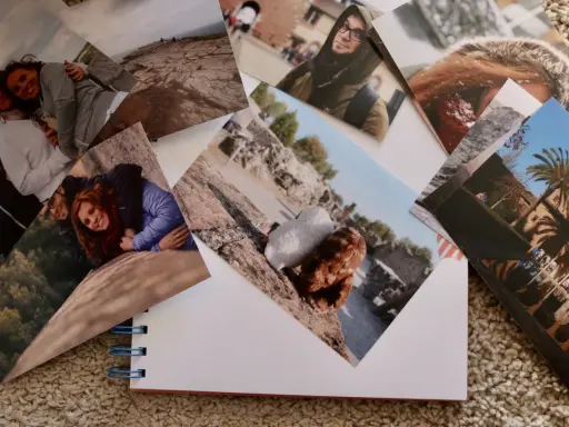Raccolta di foto stampate su carta fotografica, con coppie felici e paesaggi.