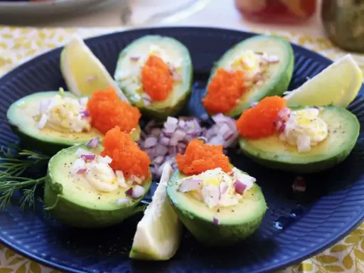 Avokadohalvor fyllda med krämig röra, orange rom och rödlök. En perfekt vegansk påskmat som ser lika god ut som den smakar.