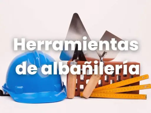Casco azul, ladrillo y paletas, herramientas de albañilería listas para construir.