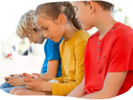 Trois enfants, dont mon fils, sont absorbés par leurs écrans.