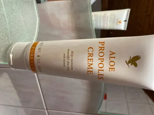 Krem propolisowy Forever Aloe, który pomaga utrzymać piękny koloryt i teksturę skóry.