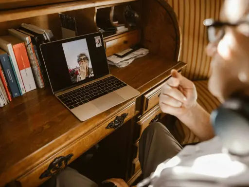 Hombre en videollamada, aplicando el método Gottman para fortalecer su relación.