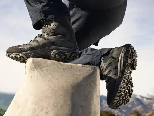 Stivali tattici neri Merrell con suola Vibram. La taglia reggiseno 4D a cosa corrisponde? Non è chiaro, ma questi stivali sono pronti per ogni avventura.