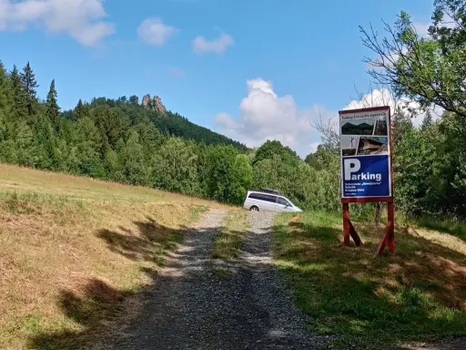 Droga do schroniska "Sokolik" na Krzyżnej Górze. Parking gotowy na turystów.