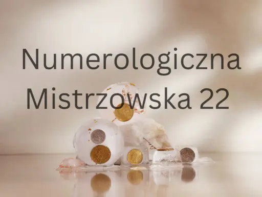 Monety w lodowych kulach i kostkach, symbolizujące numerologię mistrzowską 22.