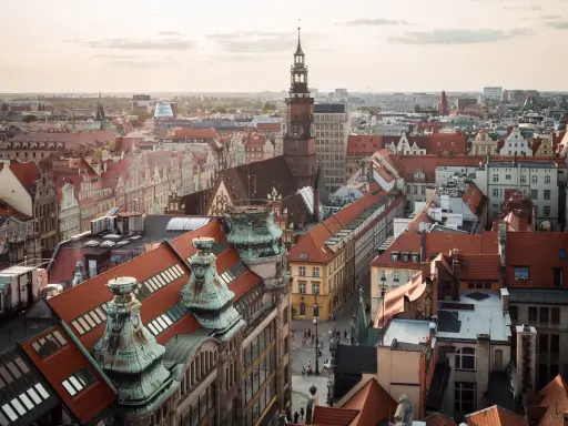 Widok na wrocławski rynek z wieżą ratuszową. Idealne miejsce, by zacząć zwiedzać Wrocław.