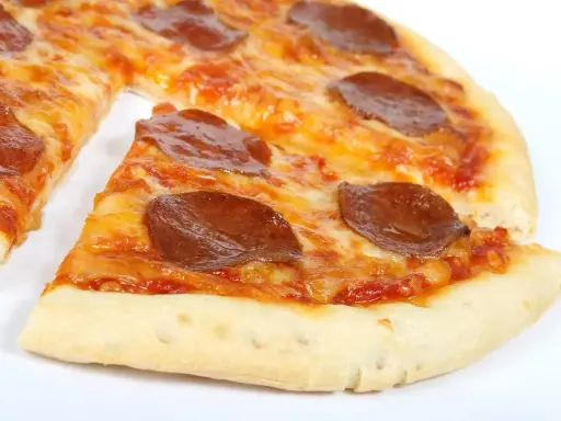 Pyszna pizza pepperoni, 32 cm średnicy. Zastanawiasz się, ile kcal ma pizza 32 cm? Ta wygląda na około 2000 kcal.