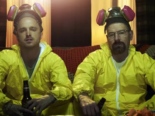 Bryan Cranston och Aaron Paul i gula skyddsdräkter och gasmasker, en ikonisk scen från filmer och tv-program.