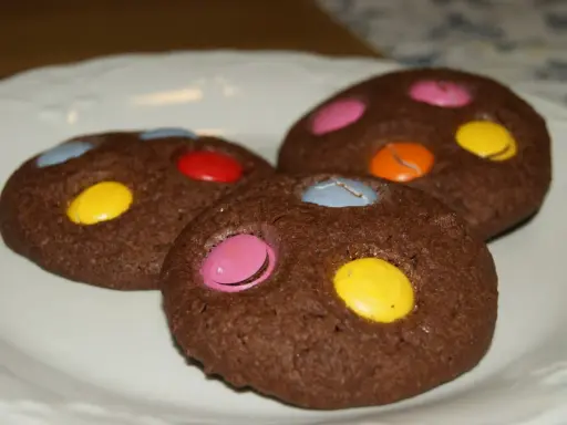 Chokladkakor med färgglada godisar, perfekta kakor till barnkalas.