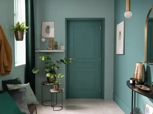 Entrada decorada con pared verde azulado, puerta verde, perchero con abrigo y bolso, plantas y espejo.