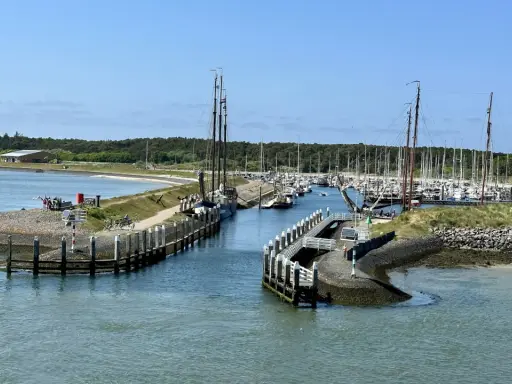 Segelboote im Vlieland Hafen, ein malerischer Anblick an einem sonnigen Tag.