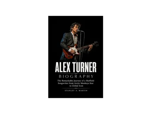 Omslaget till boken "Alex Turner Biography" visar Alex Turner sjungandes och spelandes gitarr.