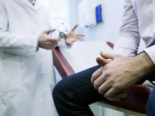 Lekarz omawia z pacjentem chorobę Peyroniego i jej leczenie.