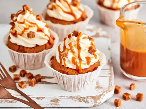 Leckere Karamell-Cupcakes mit Sahne-Topping und Karamellsauce. Ein tolles Rezept für süße Leckereien!