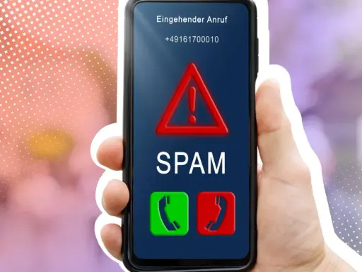 Vorsicht bei eingehenden Anrufen! Das Smartphone zeigt eine Warnung vor SPAM mit einer unbekannten Handynummer an.
