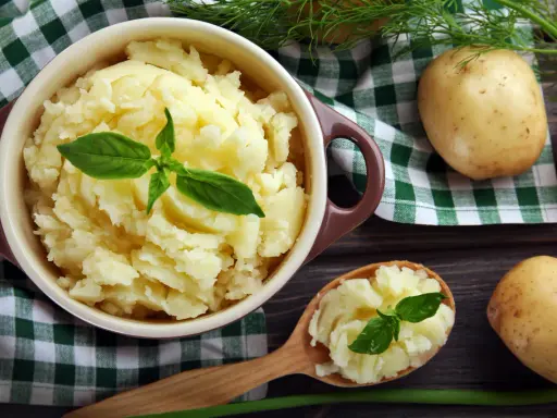 Pyszne puree ziemniaczane, idealne jako dodatek do obiadu. Ziemniaki to wszechstronne warzywo, z którego można zrobić wiele pysznych dań.