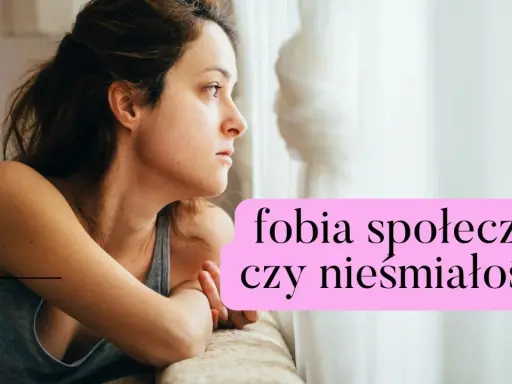 Kobieta patrzy przez okno z zamyślonym wyrazem twarzy. Obok tekst: "fobia społeczna czy nieśmiałość?".