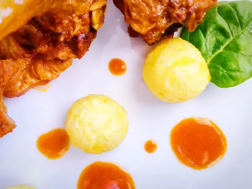 Carne dorada con patatas y salsa, un toque de ajo carretero para realzar el sabor.